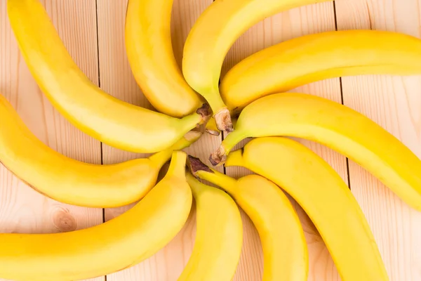 Plátanos sobre mesa de madera . —  Fotos de Stock