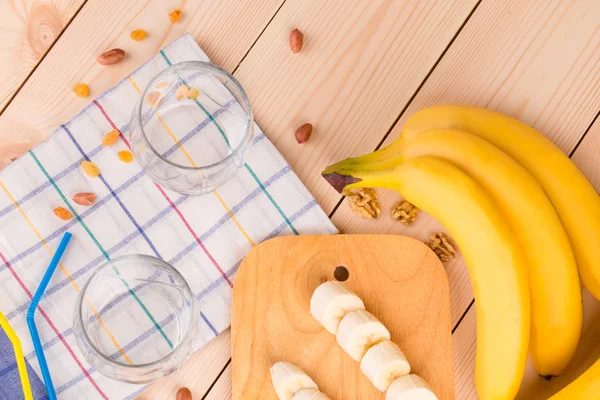 Bananer och tomma glas — Stockfoto