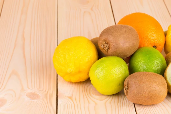 Exotische Früchte auf Holztisch. — Stockfoto
