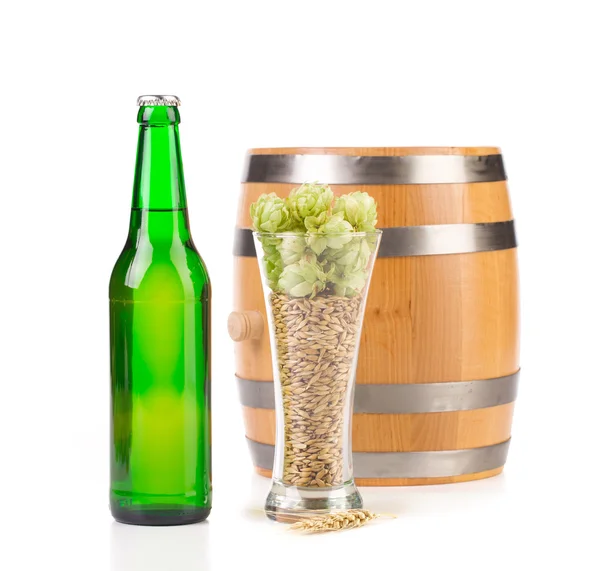 Bierfles en biermok — Stockfoto