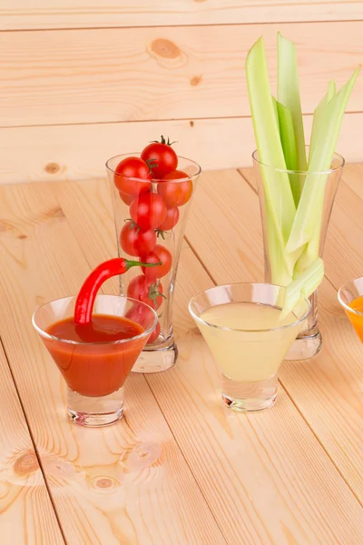 Gläser mit Gemüse und Säften. — Stockfoto