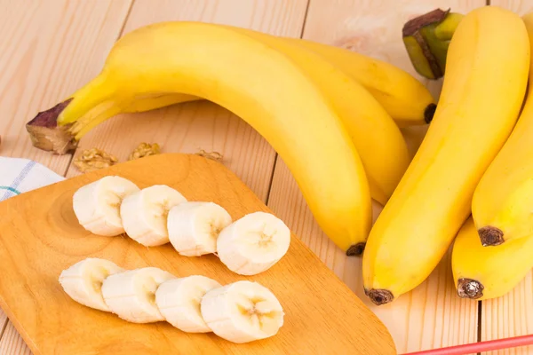 Banány na dřevo. — Stock fotografie