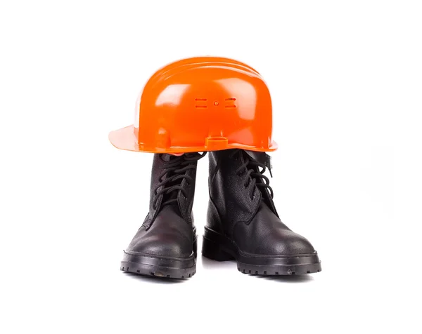 Шлем и рабочие ботинки . — стоковое фото