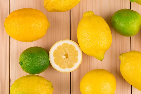 Frutas sobre madera . — Foto de Stock