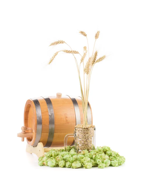 Barrel mug with hops. — Stock Photo, Image