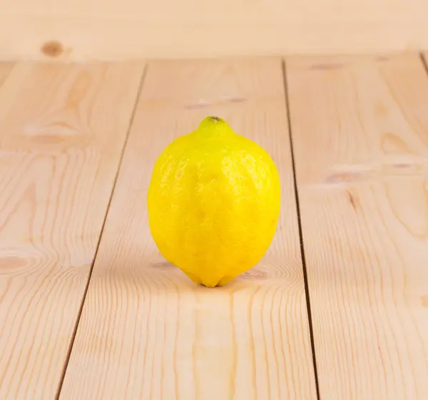 Limón maduro sobre mesa de madera . — Foto de Stock