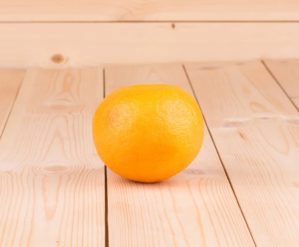 Pomelo sobre mesa de madera . — Foto de Stock