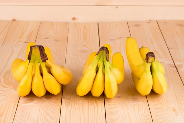 Bananen auf Holzgrund. — Stockfoto
