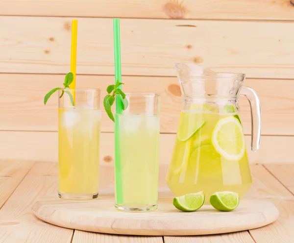 Pitcher and glasses with lemonade. — Stock Photo, Image