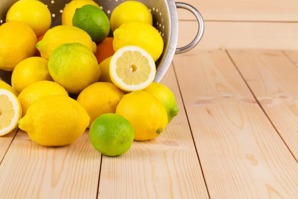 Colador con limones —  Fotos de Stock