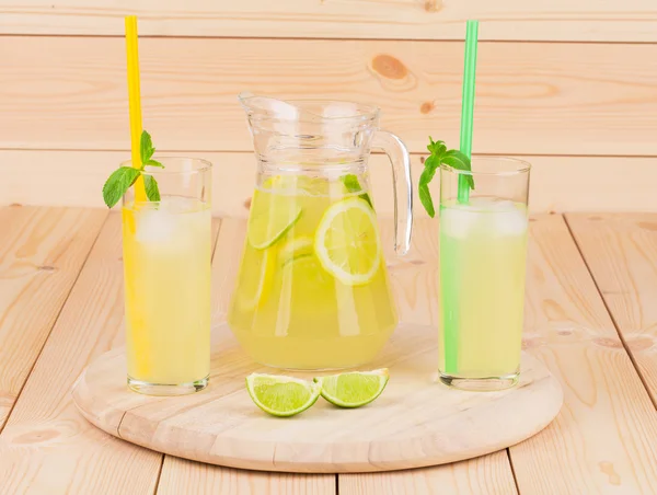 Brocca e bicchieri con limonata . — Foto Stock