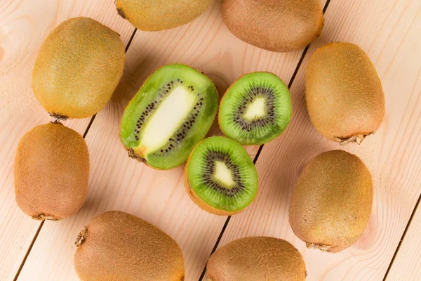 Gesneden kiwi vruchten. — Stockfoto