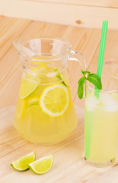 Brocca e bicchiere pieni di gustosa limonata . — Foto Stock