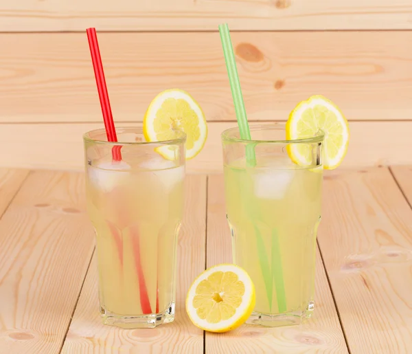 Due bicchieri pieni di limonata . — Foto Stock