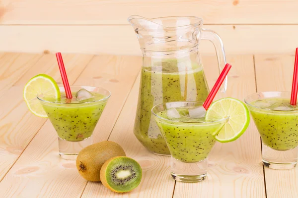 Óculos cheios de saboroso smoothie kiwi . — Fotografia de Stock