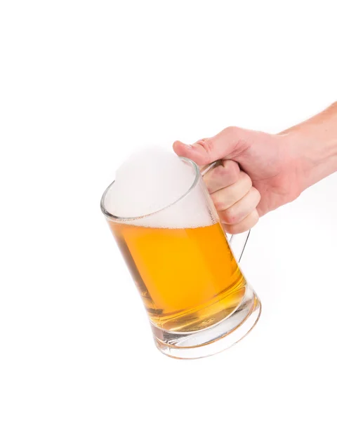 Ręka trzymająca szklankę piwa. — Zdjęcie stockowe