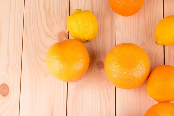 Gros plan des fruits mûrs sur la table en bois . — Photo