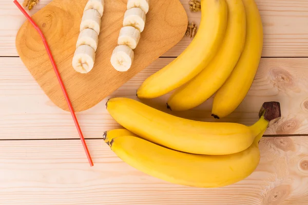 Close up de bananas maduras fatiadas na tábua de corte . — Fotografia de Stock