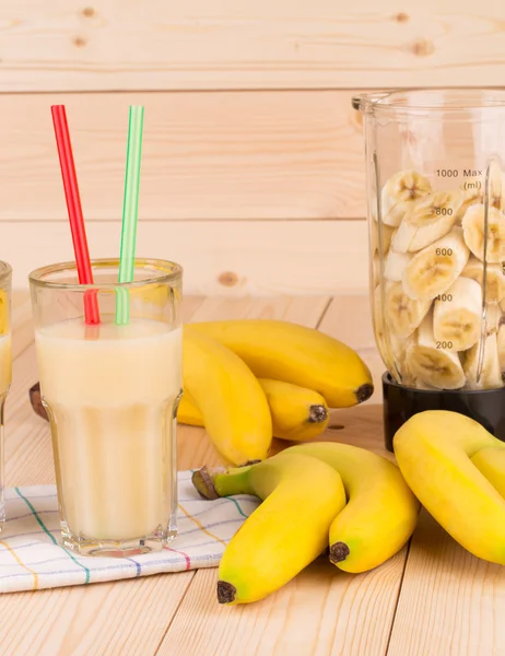 Jus de banane et mélangeur plein de fruits tranchés . — Photo