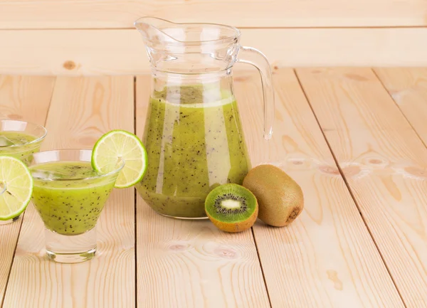 Pichet en verre plein de smoothie frais au kiwi . — Photo