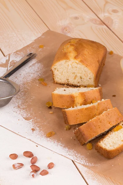 Gros plan de gâteau frais et savoureux tranché . — Photo