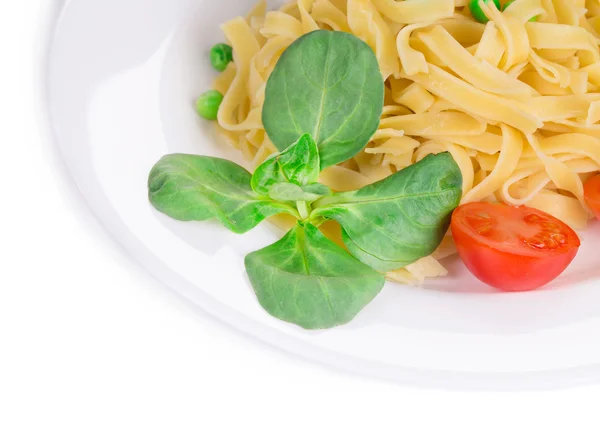 Tagliatelli pasta with tomatoes and basil. — Stock Photo, Image