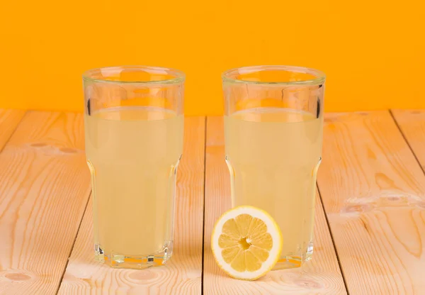 Dois copos cheios de limonada fresca saborosa . — Fotografia de Stock