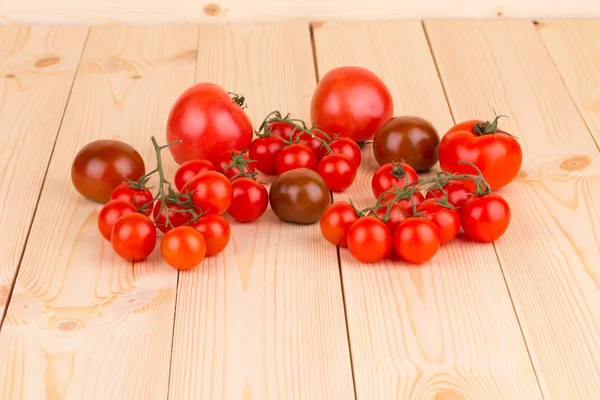 Pomidory na drewniane biurko — Zdjęcie stockowe