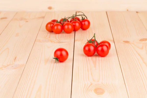 Tomates Cereza Frescos Maduros en el escritorio de madera —  Fotos de Stock