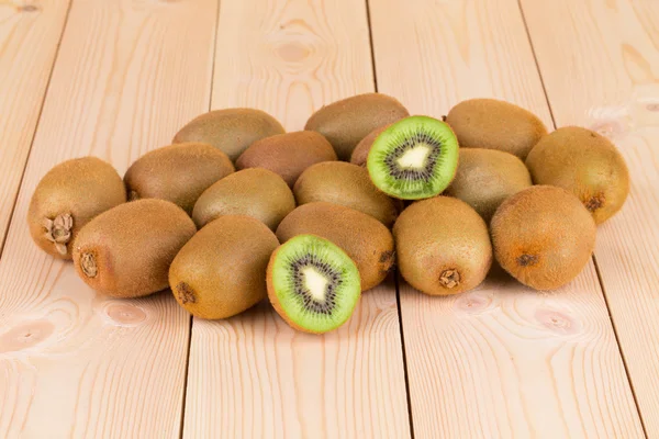 Kiwi ve dvou skupinách s ostatními kiwi na zadní straně — Stock fotografie