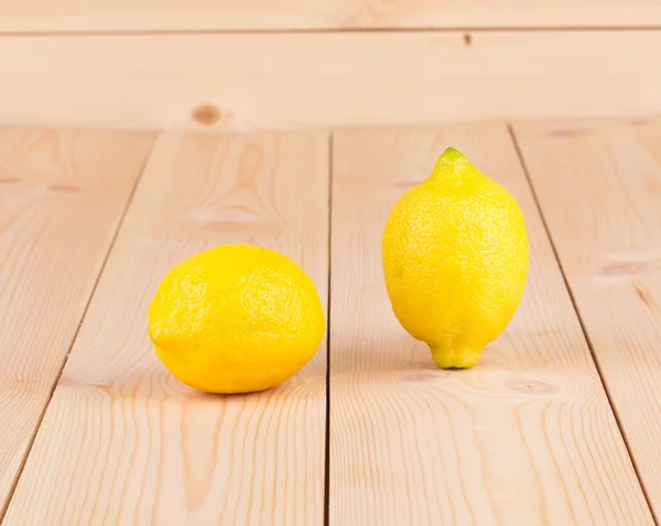 Limões na mesa de madeira — Fotografia de Stock