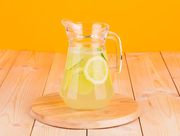 Ahşap masa üzerinde taze limonata — Stok fotoğraf