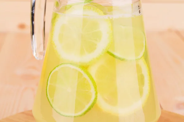 Verse limonade op de houten bureau — Stockfoto