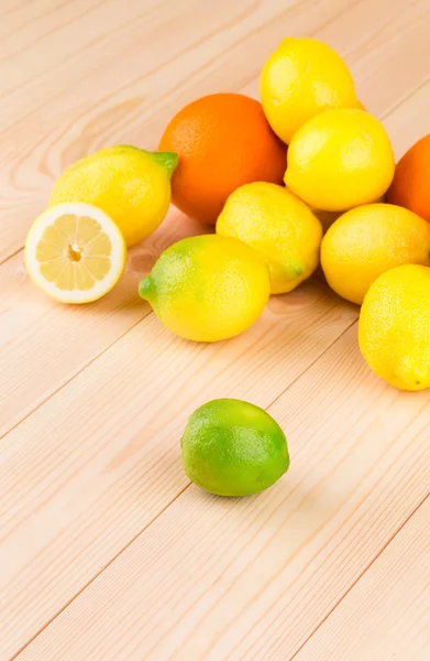 Citrusfrukter på trä bakgrund — Stockfoto