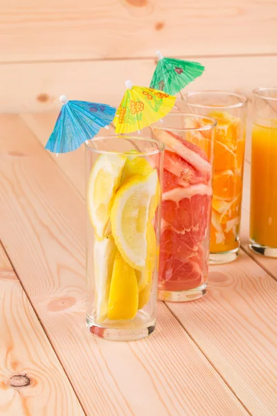 柑橘系の果物やジュースを持つ透明ガラス — ストック写真
