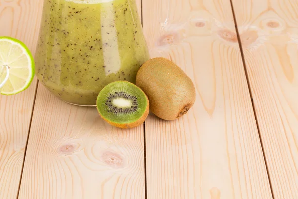 Jugo Kiwi en el escritorio de madera —  Fotos de Stock