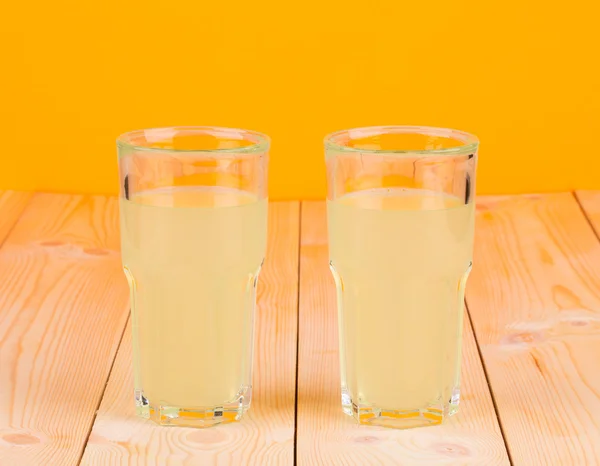Limonada fresca sobre fundo amarelo — Fotografia de Stock