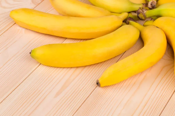 Bando de bananas fruta em um fundo de madeira — Fotografia de Stock