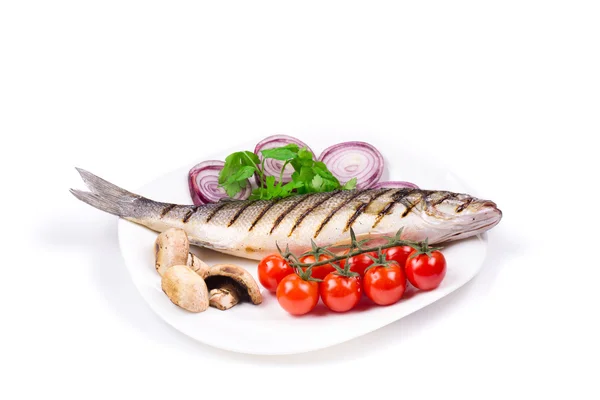 Pesce alla griglia con verdure — Foto Stock