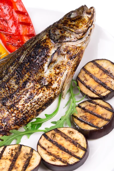 Риба на грилі з овочами — стокове фото