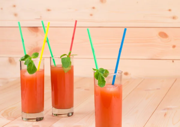 Copo cheio de saboroso suco de toranja fresca — Fotografia de Stock