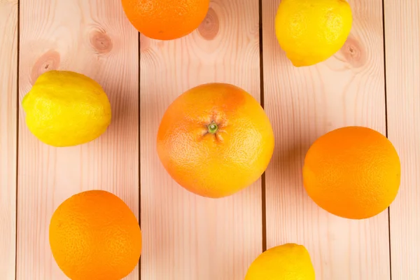 新鮮なオレンジと木製の背景上のレモン — ストック写真