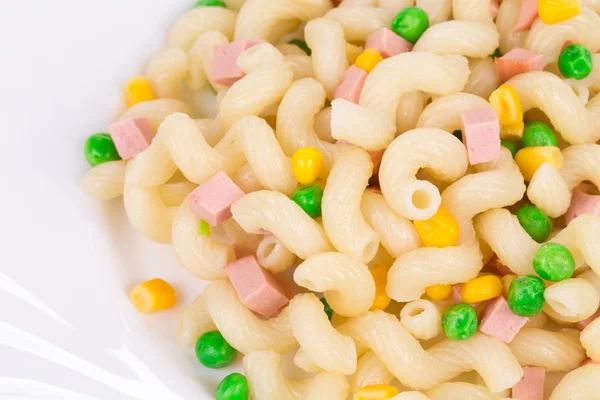 Platta Spaghetti med ärtor och majs — Stockfoto