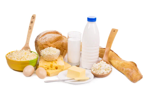 Produtos lácteos e pão isolado em branco — Fotografia de Stock