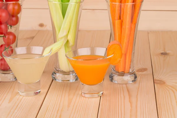 Świeże soki warzywne na stole — Zdjęcie stockowe