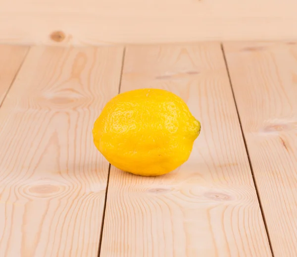 Mogen citron på trä. — Stockfoto