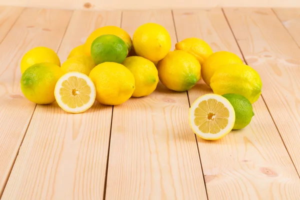 Lemons on the wooden floor. — Stock Photo, Image