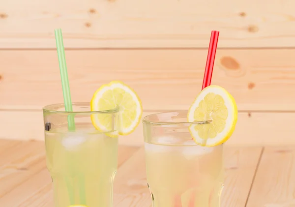 Tres collins llenos de sabrosa limonada fría . — Foto de Stock