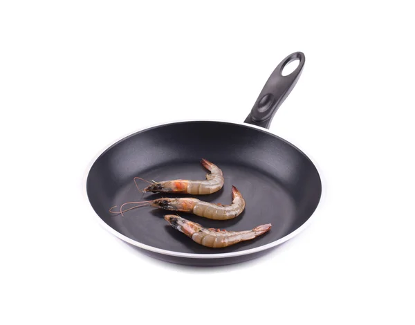 Тигриные креветки на черной сковороде . — стоковое фото