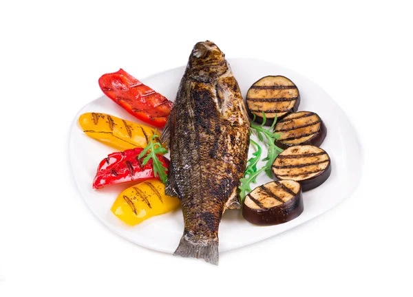 Pescado a la parrilla con verduras —  Fotos de Stock